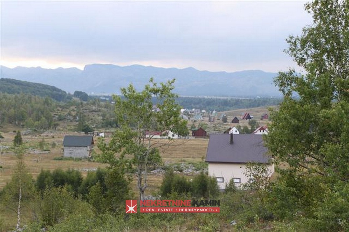 Prostrano zemljište sa dvije stare ruševine, Žabljak